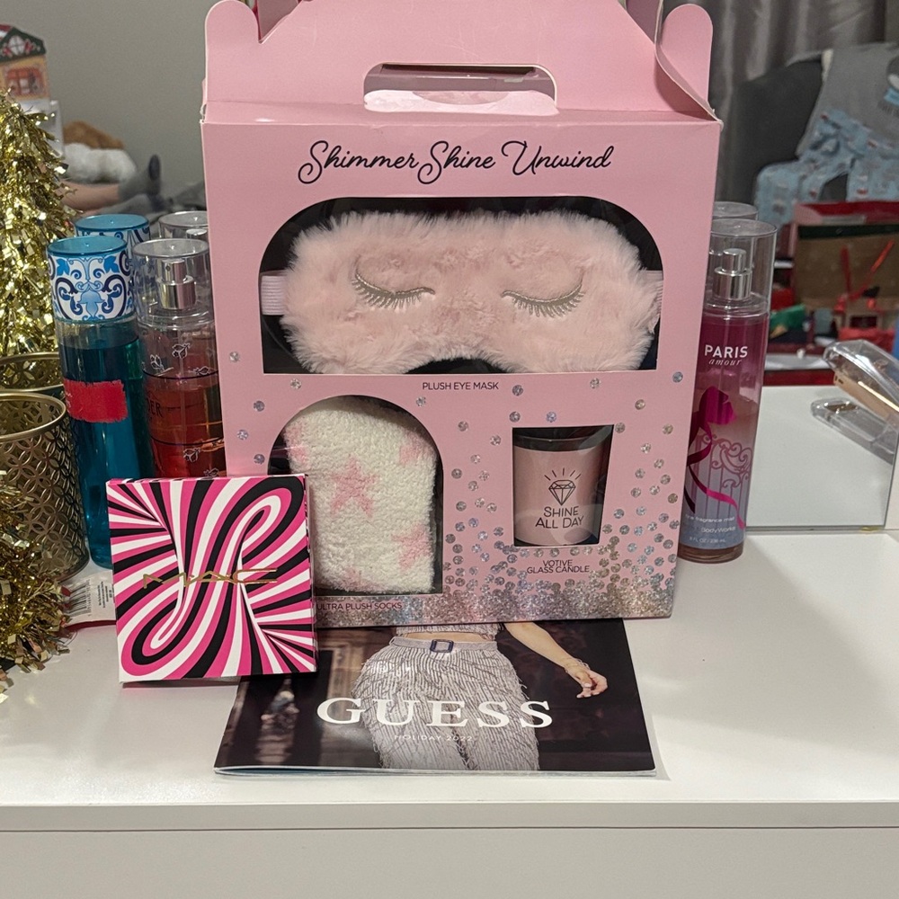 Shimmer Shine Unwind Plush Eye Mask Set - Pink with MAC makeup eye shadow